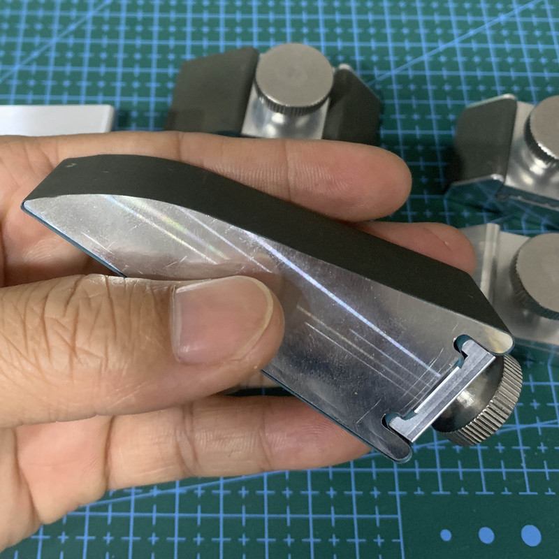 皮の縁を磨いてサンドペーパーの棚のケヤキの砂の紙を磨いて手作りのDIY皮革の皮を挟んで封を整えてサンドペーパーの棚を研磨します。|undefined