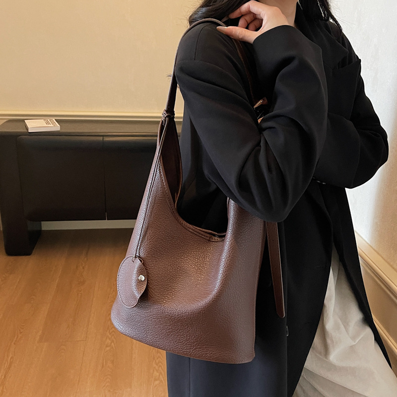 Bolso retro transfronterizo de alta calidad bolso de cubo de agua mujer otoño y invierno 2025 nuevo tipo de bolso de brazo de viaje bolso de hombro universal