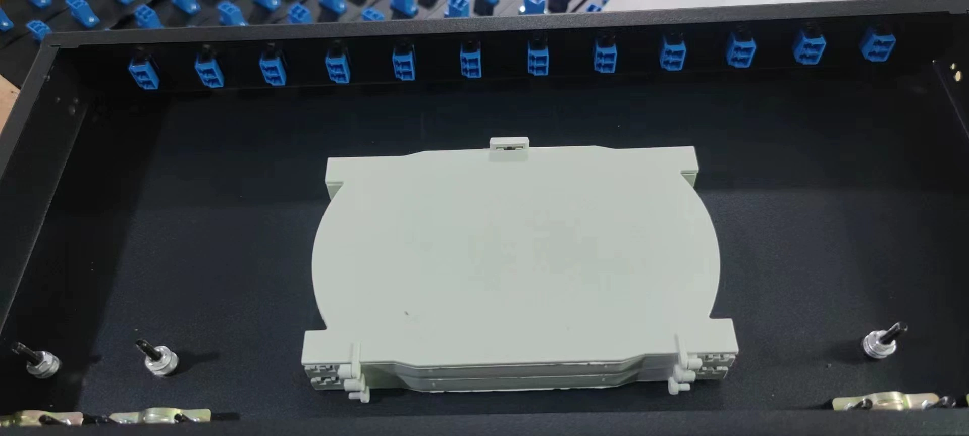 ИСТОЧНИК продажи стойки Клеммная коробка 1U защелкивающаяся 12-портовая 24-портовая оптоволоконная коробка 24-ядерная SC полная конфигурация