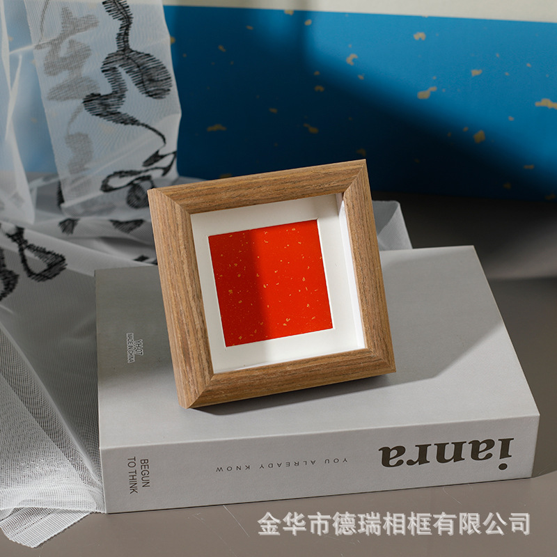 新しい中国式のミニフォトフレームの正方形の中空の絵の枠は台の立体の木製の手書きの書道のデスクトップの置物を並べます。