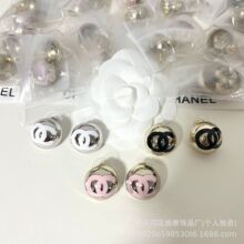 小香25c秋冬新款双c半圆金属耳钉精工珐琅半球空心设计小金豆耳饰