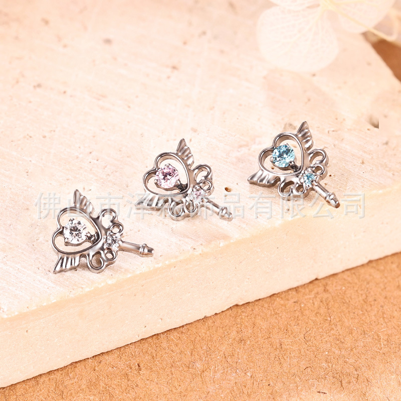 16G labret stud size and finish detail