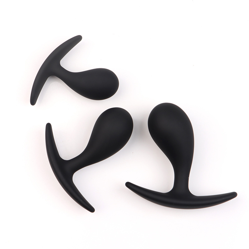 Curved Silicone Anal Plug, Beginner Prostate Massager, Black, 7.8 cm — detail image 3