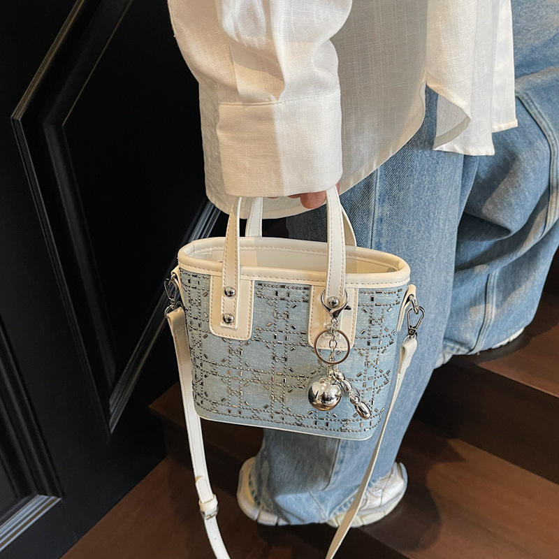 Bolso de cubo de mano popular de verano para mujer 2025 nuevo bolso de hombro de tendencia salvaje estilo occidental bolso de mensajero de viaje de moda