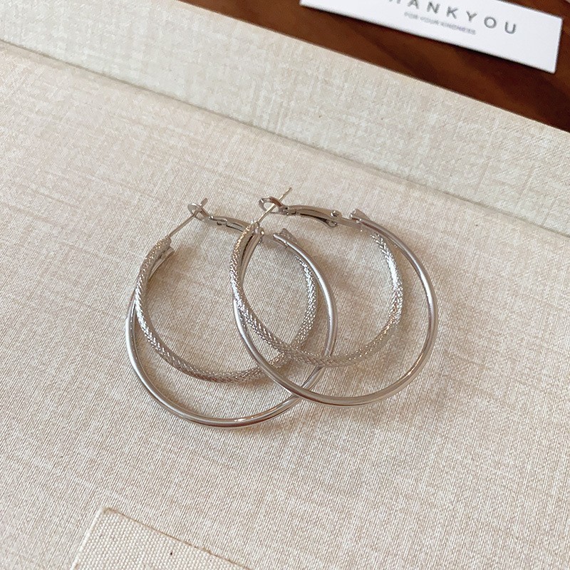 Aguja de plata Pendientes de anillo de elemento transfronterizo europeo y americano Pendientes de nicho de viento frío Pendientes de temperamento de moda Pendientes de lujo ligero y de alta gama