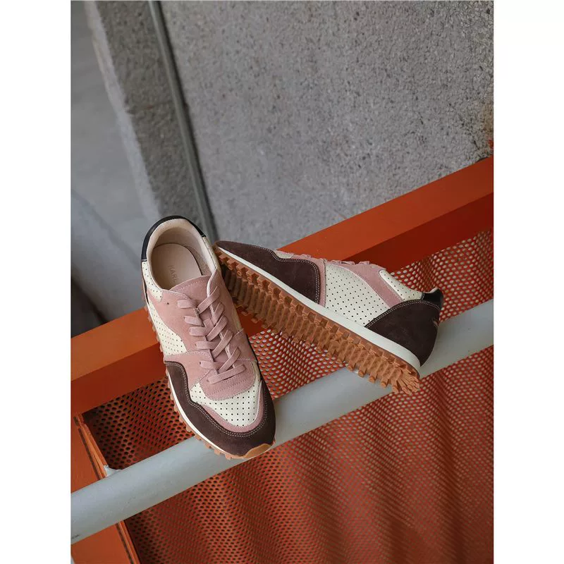 Можно разработать новую модель 2025 года для оптовой продажи неоформленных полых дышащих легких повседневных туфель в ретро-стиле с контрастными цветами и плоской подошвой в стиле Форреста Гампа.