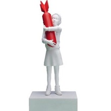 擁抱炸彈的女孩雕像樹脂擺件現代藝術桌面裝飾工藝品 Bomb Hugger