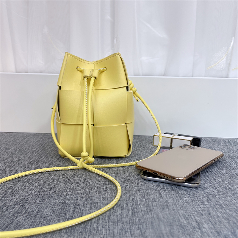 Femmes Mini Faux Cuir Couleur Unie Vêtement De Rue Chaîne De Caractères Sac Seau display picture 10