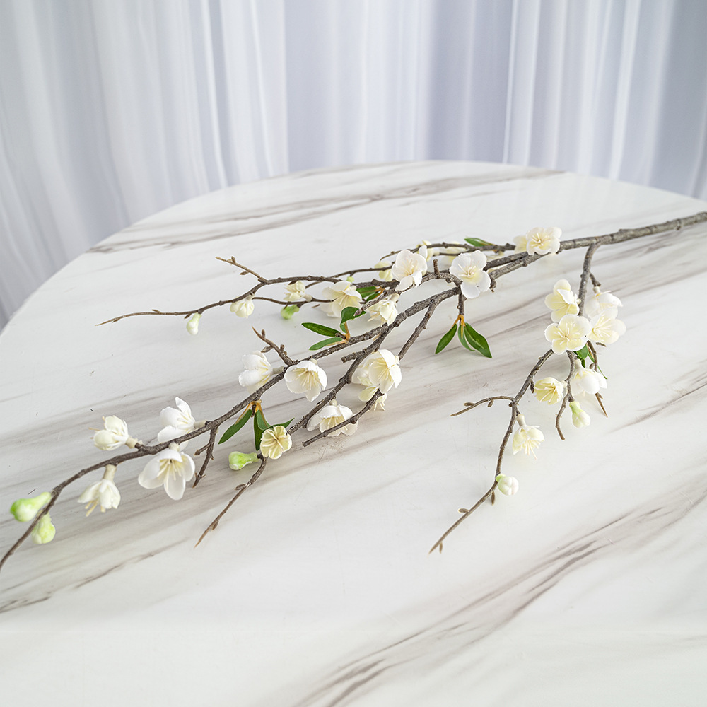 Arreglo floral de mesa con flores de seda Sakura, ramas de flores artificiales, flores artificiales de flor de durazno, decoración de escena con flores artificiales.