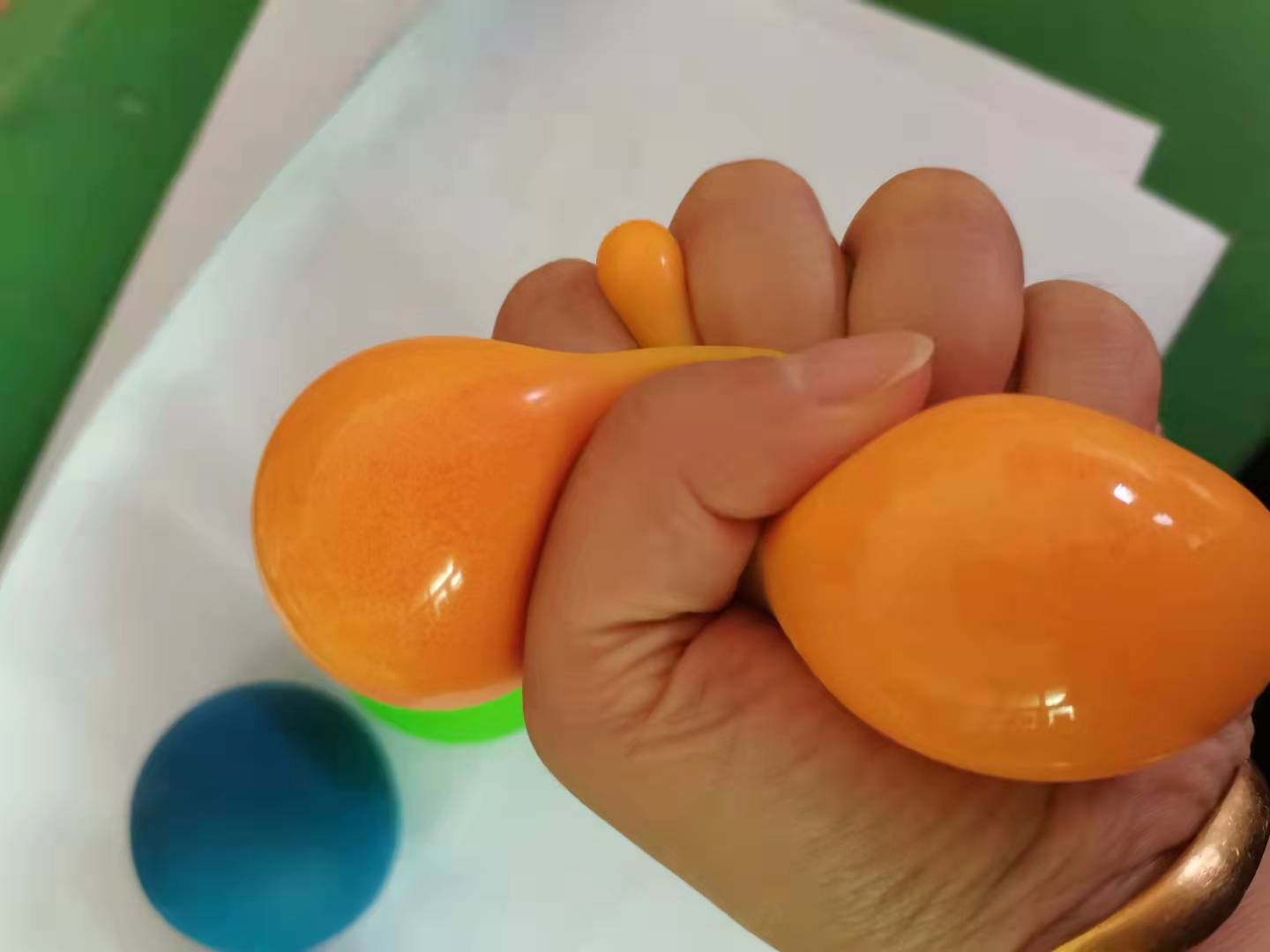 Bola de descompresión transfronteriza que cambia de color bola de tofu bola de pellizco de 6cm Bola de cambio de color de harina llena de EVA 4 pack juguetes de ventilación