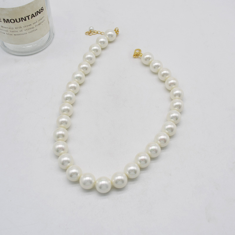 Retro Artificial Pearl Beaded Women's Collarbone Sweater Chain display picture 4