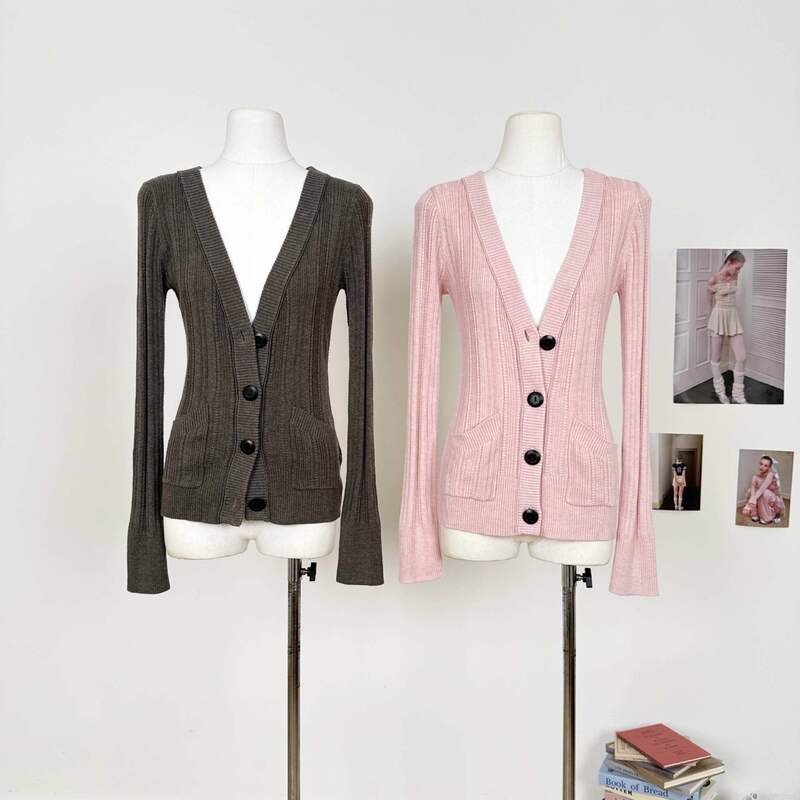 Wool-blend vertical stripe patterned knitted collar, vintage buttons, double-pocket slim-fit cardigan, available in three colors: pink and coffee Wool-blend vertical stripe patterned knitted collar, vintage buttons, double-pocket slim-fit cardigan, available in three colors: pink and coffee