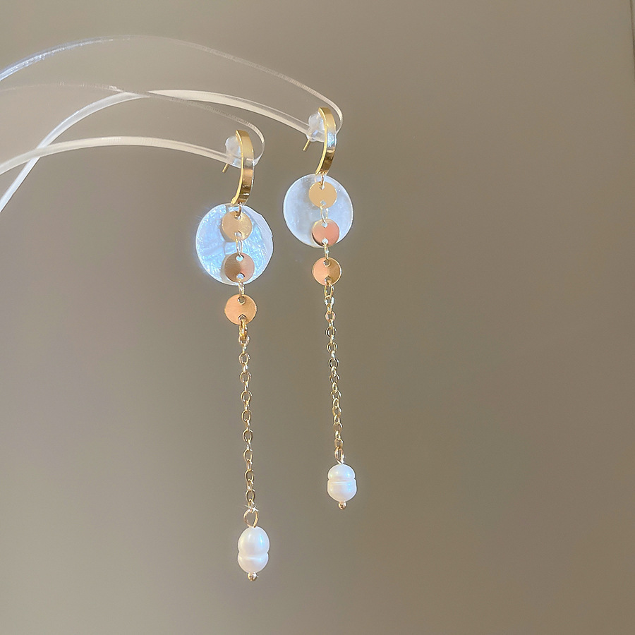 Pendientes de borla de concha redonda con aguja de plata Pendientes de temperamento de estilo de vacaciones junto al mar Pendientes de todo fósforo de alta gama de moda al por mayor