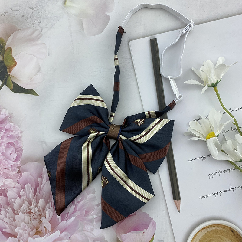 11蓝红黄条徽章