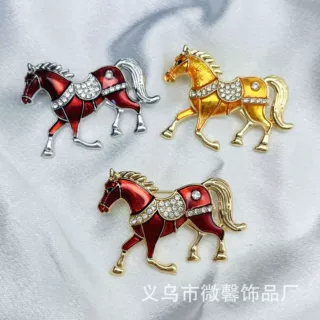 全环保2026新款高级感生肖马胸针闪钻轻奢动物衣饰服饰配件小众别