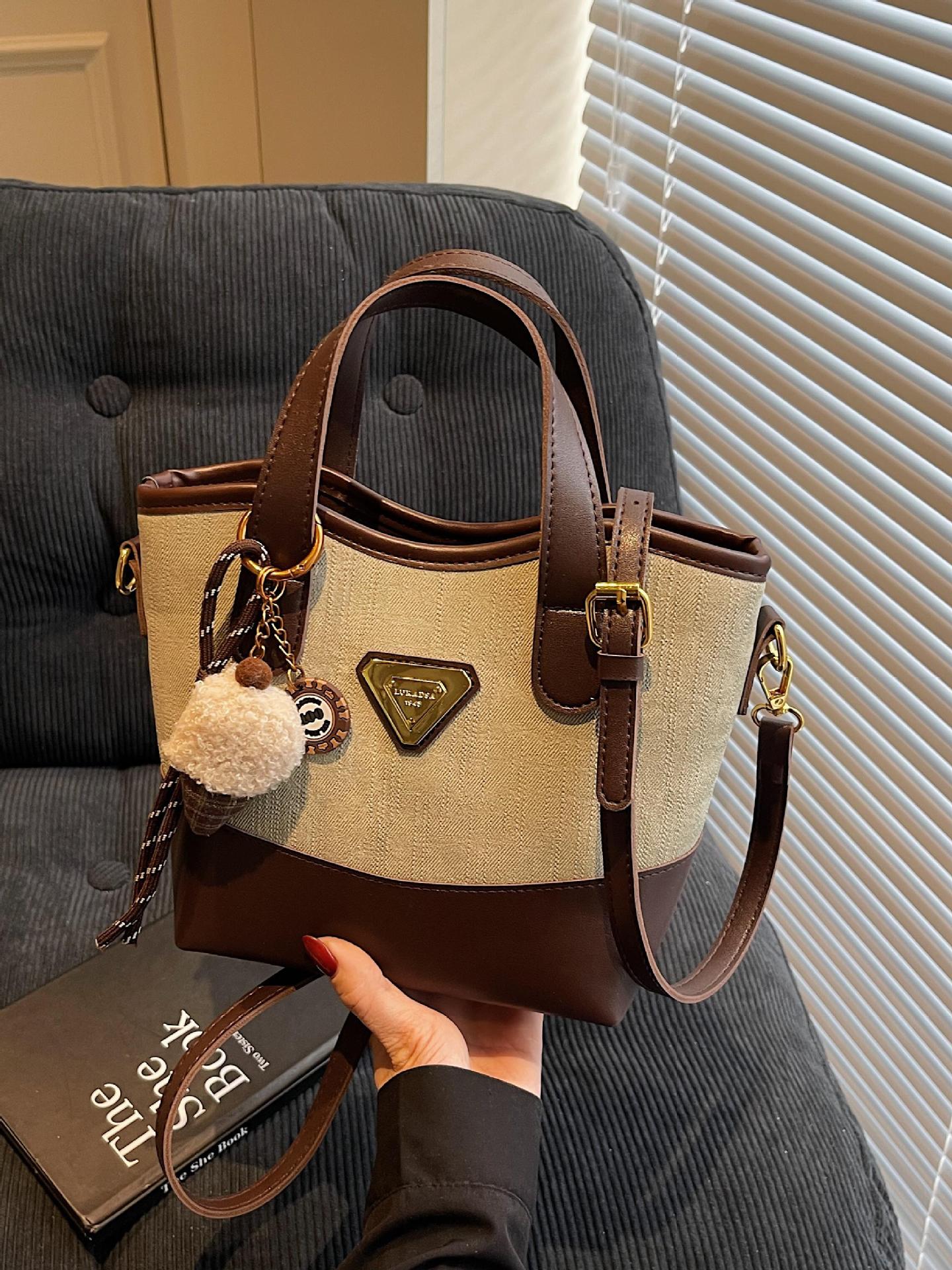 Bolso de mano de color de contraste de estilo explosivo de comercio exterior para mujer 2025 nuevo bolso de mensajero de moda salvaje bolso de cubo de ocio retro