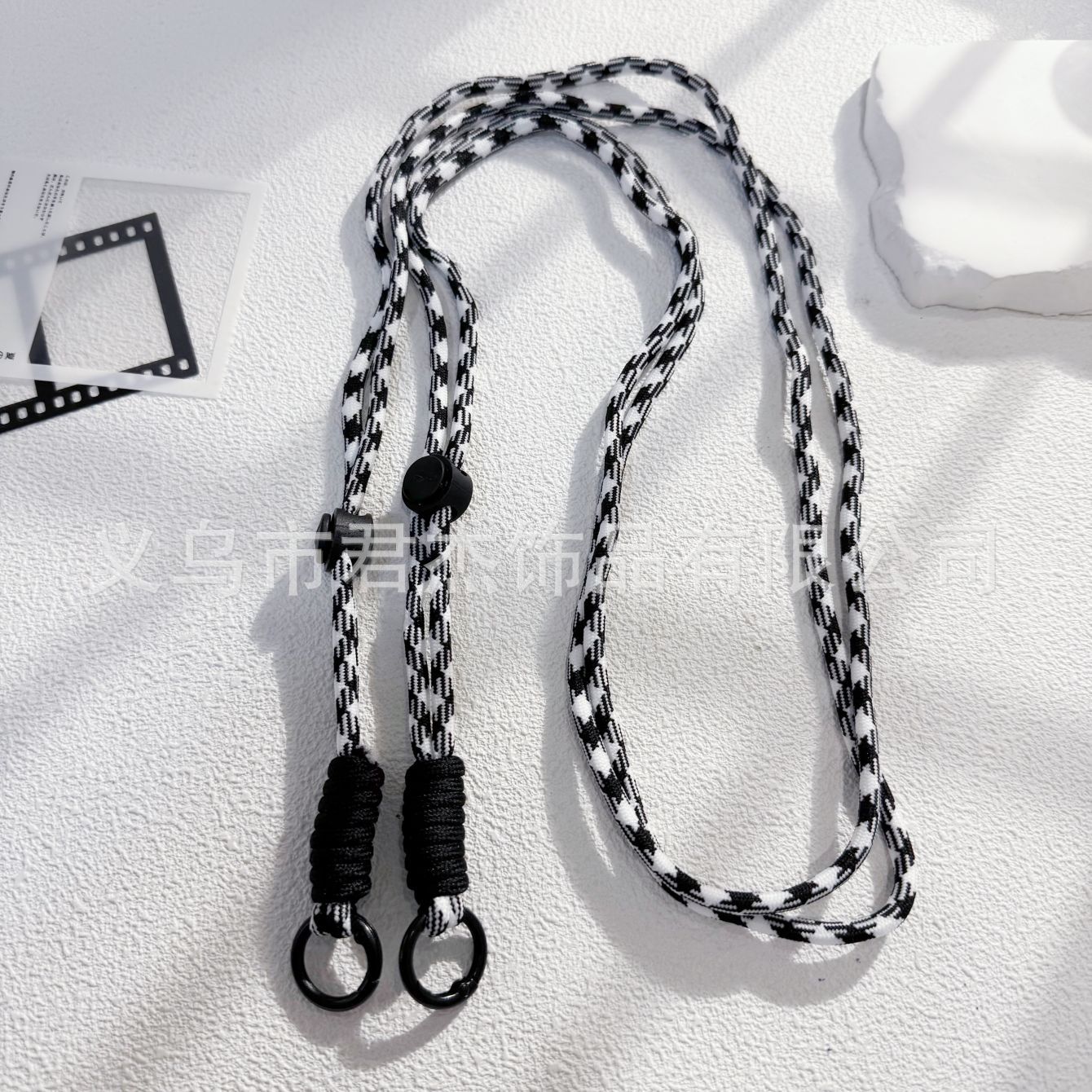 編みカバンのストラップの螺旋の結び紐のiuは鍵のボタンのネットの赤い色の結びの縄の装飾の部品を結びます。