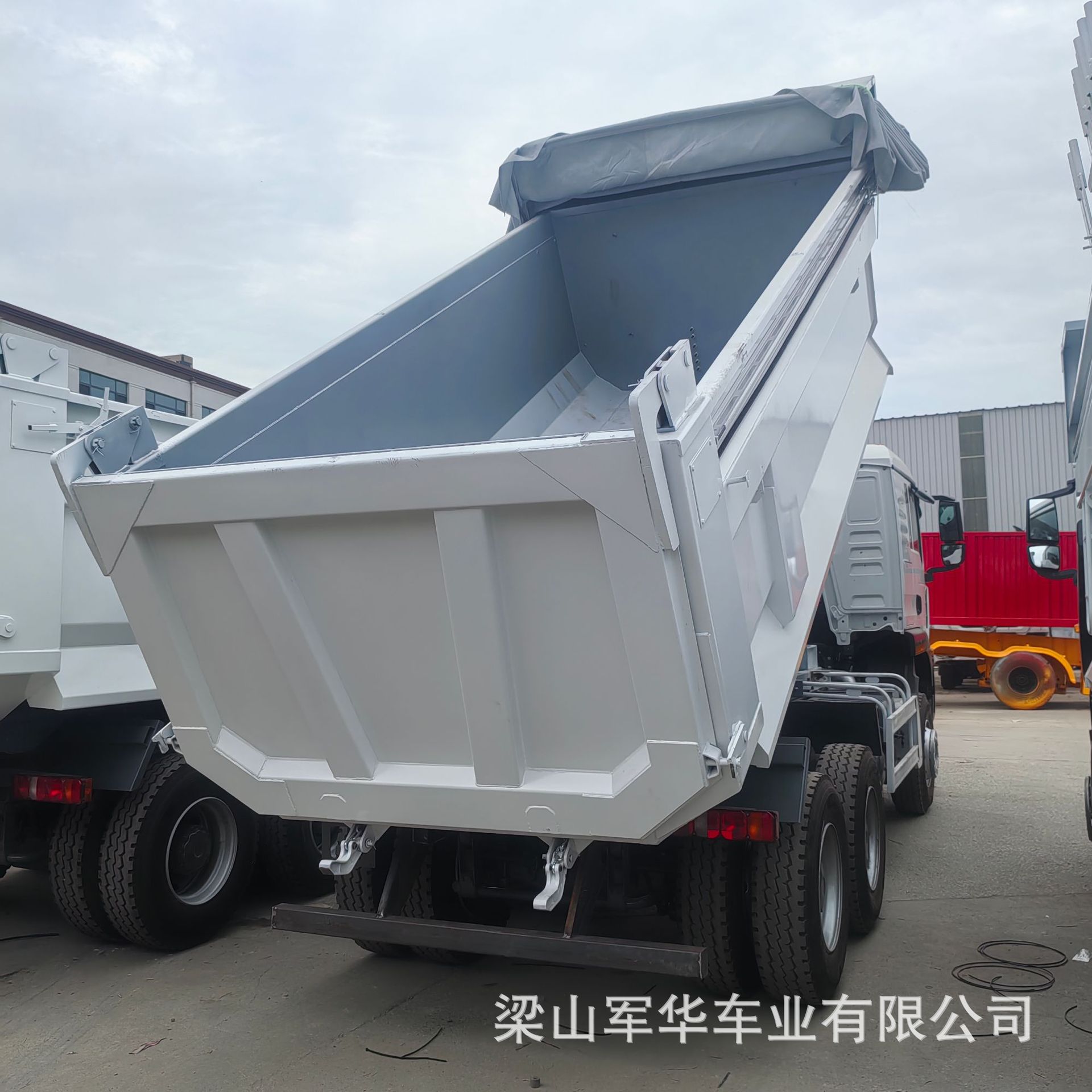 Export cargo box dump truck 371 horsepower dump truck for mining infrastructure transportation rear eight-wheel dump truck