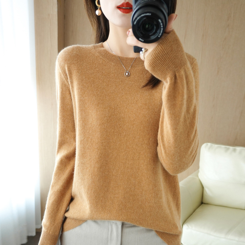 Suéter de cuello redondo para mujer, otoño/invierno 22, tejido de punto, color sólido, manga larga, estilo fino, capa base corta, moderno y versátil. image 4