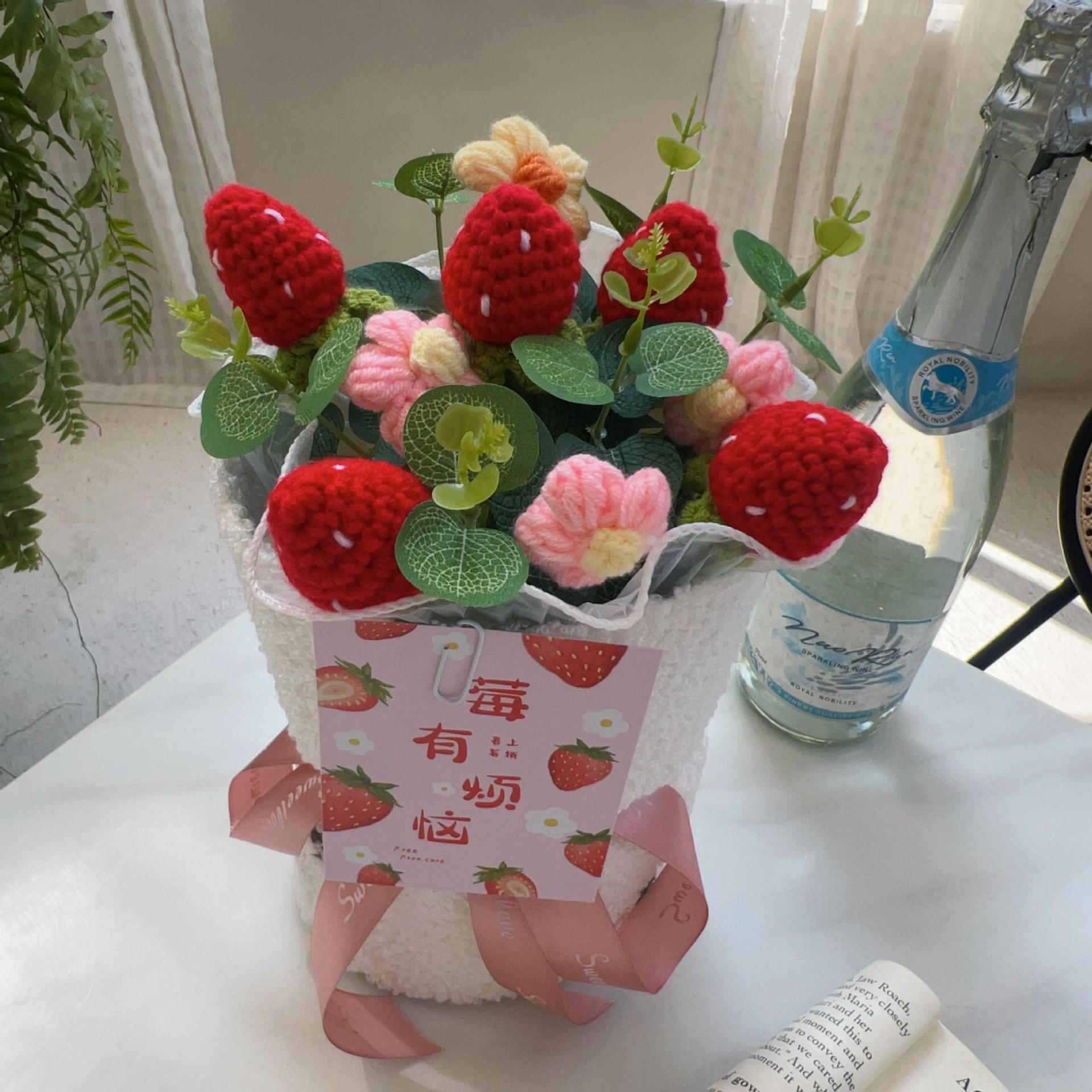 Regalo del día de la madre Ramo de fruta de fresa de lana tejida a mano Regalo de cumpleaños para niñas Flor de graduación de girasol