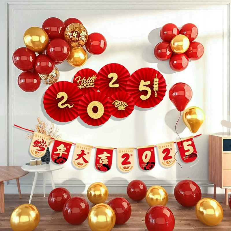 Набор елочных украшений на Новый год 2025 — шары, бумажные веера, короткие надписи и подвесные таблички, красный и золотой