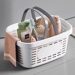 お風呂のかごを手に持って、プラスチックトイレの浴室の洗面用品を持って、水を入れて、かごを開けて、物を入れます。