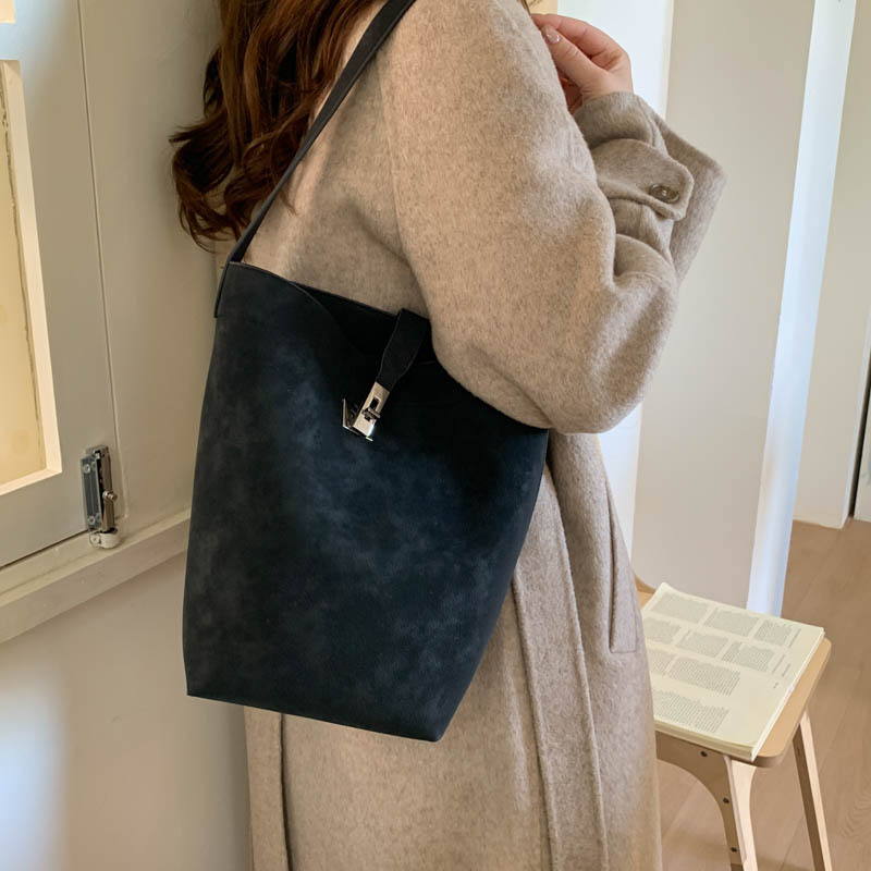 Coreano relajado sensación de gamuz veludo bolso de cubo 2025, otoño y invierno nuevo hombro brazo bolso de viaje de gran capacidad bolso de mujer