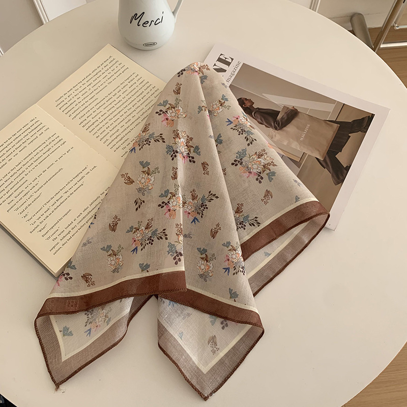 Bufanda de seda Bufanda cuadrada Sense de alta calidad Bufanda cuadrada pequeña decorativa Bufanda pequeña Bufanda multiusos Verano femenino Estilo pastoral Cinturón para el cabello Atar el cabello