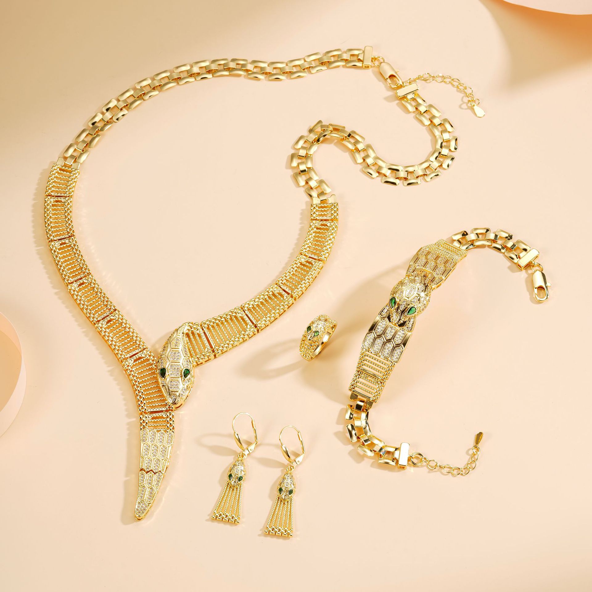 Diseño de moda transfronteriza personalidad sensación de serpiente conjunto de joyería collar pendientes pulsera anillo conjunto de cuatro piezas de gama alta europea y americana