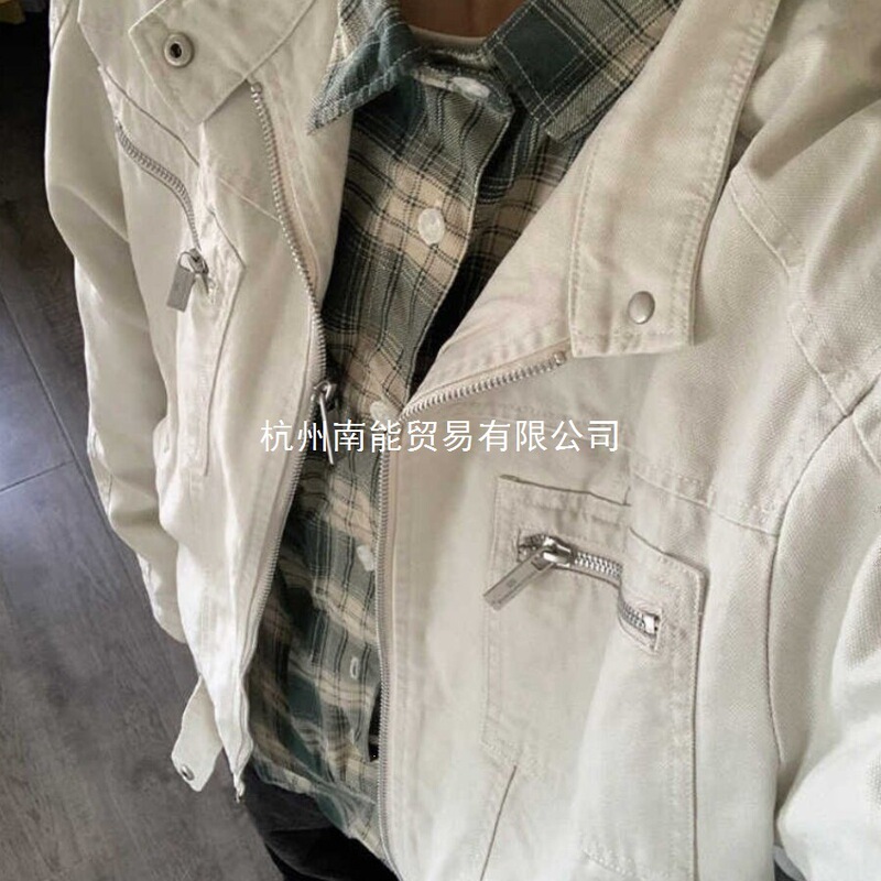 American vintage washed canvas denim jacket, unisex, with multiple pockets, stand-up collar, and a workwear style, suitable for couples American vintage washed canvas denim jacket, unisex, with multiple pockets, stand-up collar, and a workwear style, suitable for couples