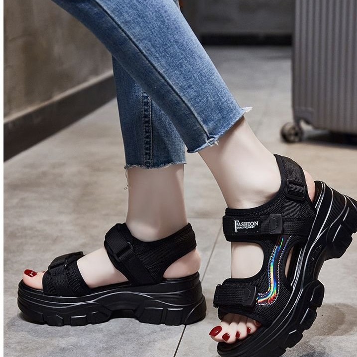 Nuevo velcro deportivo padre sandalias de hadas viento fondo grueso mujer verano pedazo sensación de mierda con falda zapatos de playa