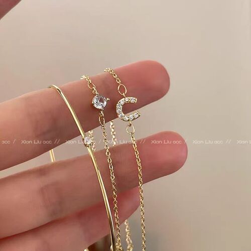 Bracelets for women, light luxury niche design, exquisite stacked bracelets for girls, new high-end autumn and winter accessories