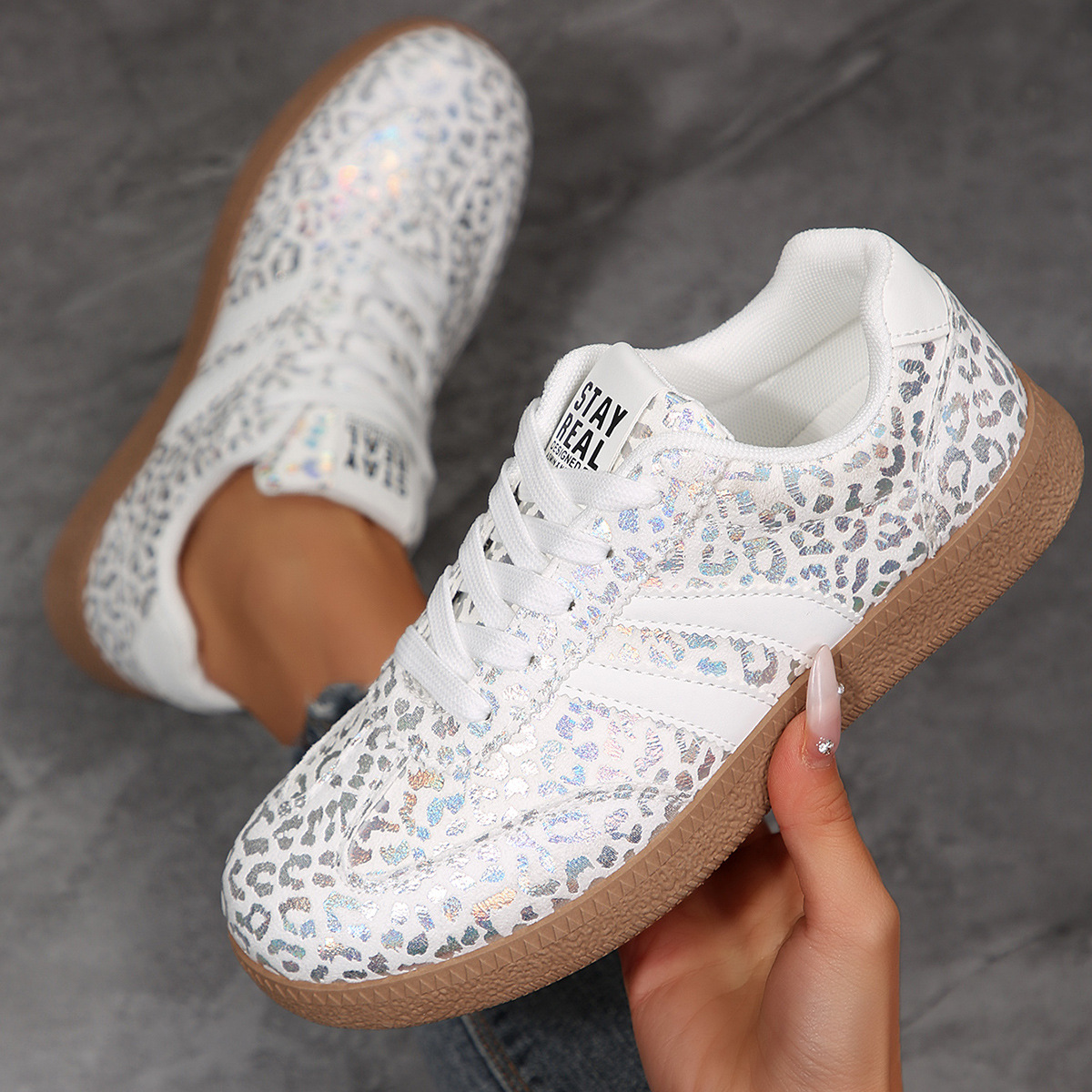 Zapatos de entrenamiento de base plana para mujeres 2025, primavera y otoño, zapatos de skate de comercio exterior de tamaño grande, zapatos casuales de moda, zapatos blancos para mujeres