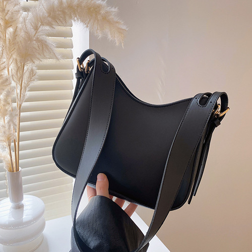 Solid color, simple and fashionable, this year's popular single shoulder underarm bag  spring and summer new temperament small bag women's bag trend