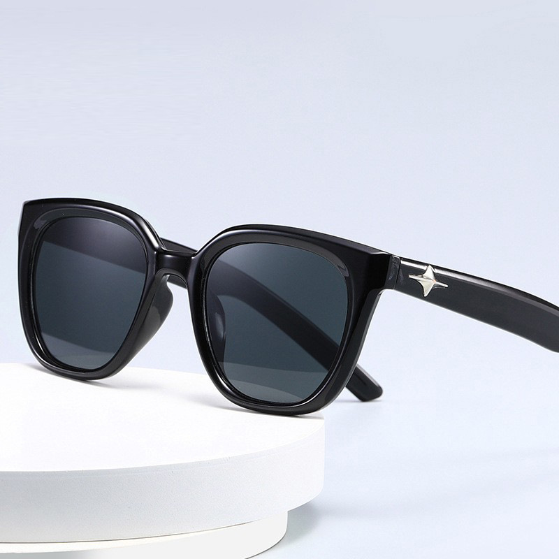 Fashionable retro brand sunglasses