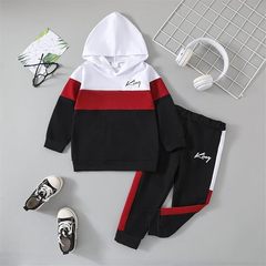 子供服の格子熊と帽子のガードルは秋冬男の子服です。
