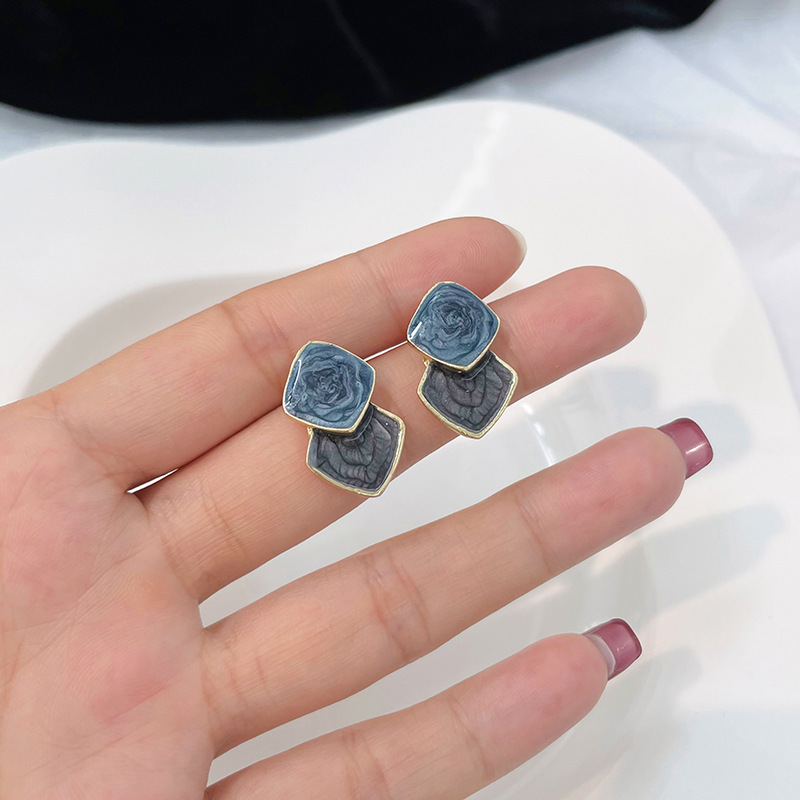 Pendientes transfronterizos, pendientes de metal de alta calidad, pendientes de 2025 nuevos pernos de moda, temperamento ligero y lujoso, pendientes de atmósfera