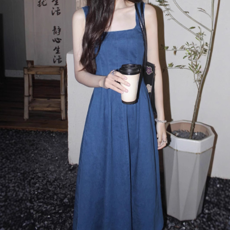Blue Sleeveless Denim Dress for Women, Summer 2026 New Style, Square Neck, Elegant Waist-Cinching French-Style Strap Dress with a High-End Feel