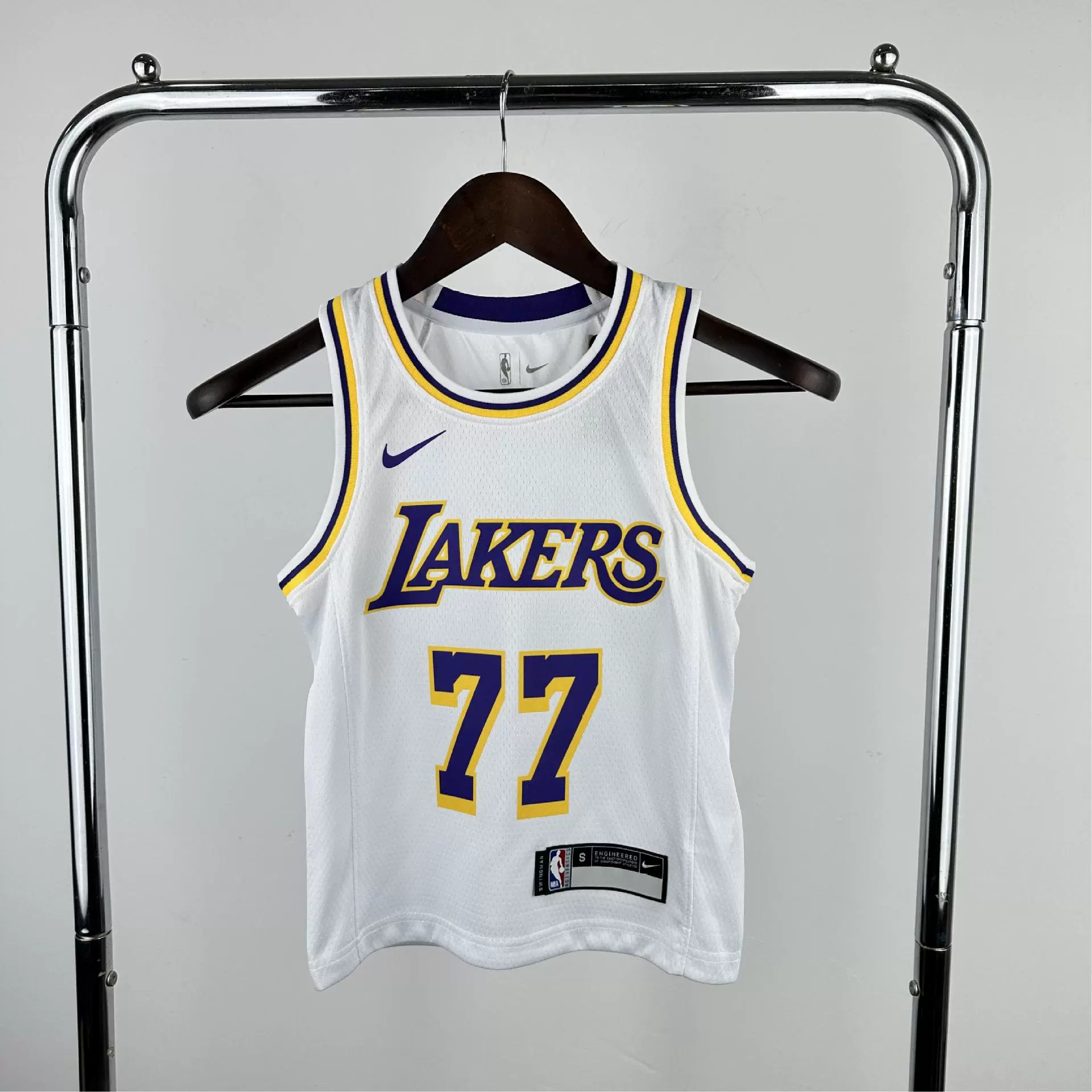 Детская и молодежная одежда. Футболка НБА Lakers Snake Pattern № 77 Дончич № 8 24 Коби № 6 23 Джеймс