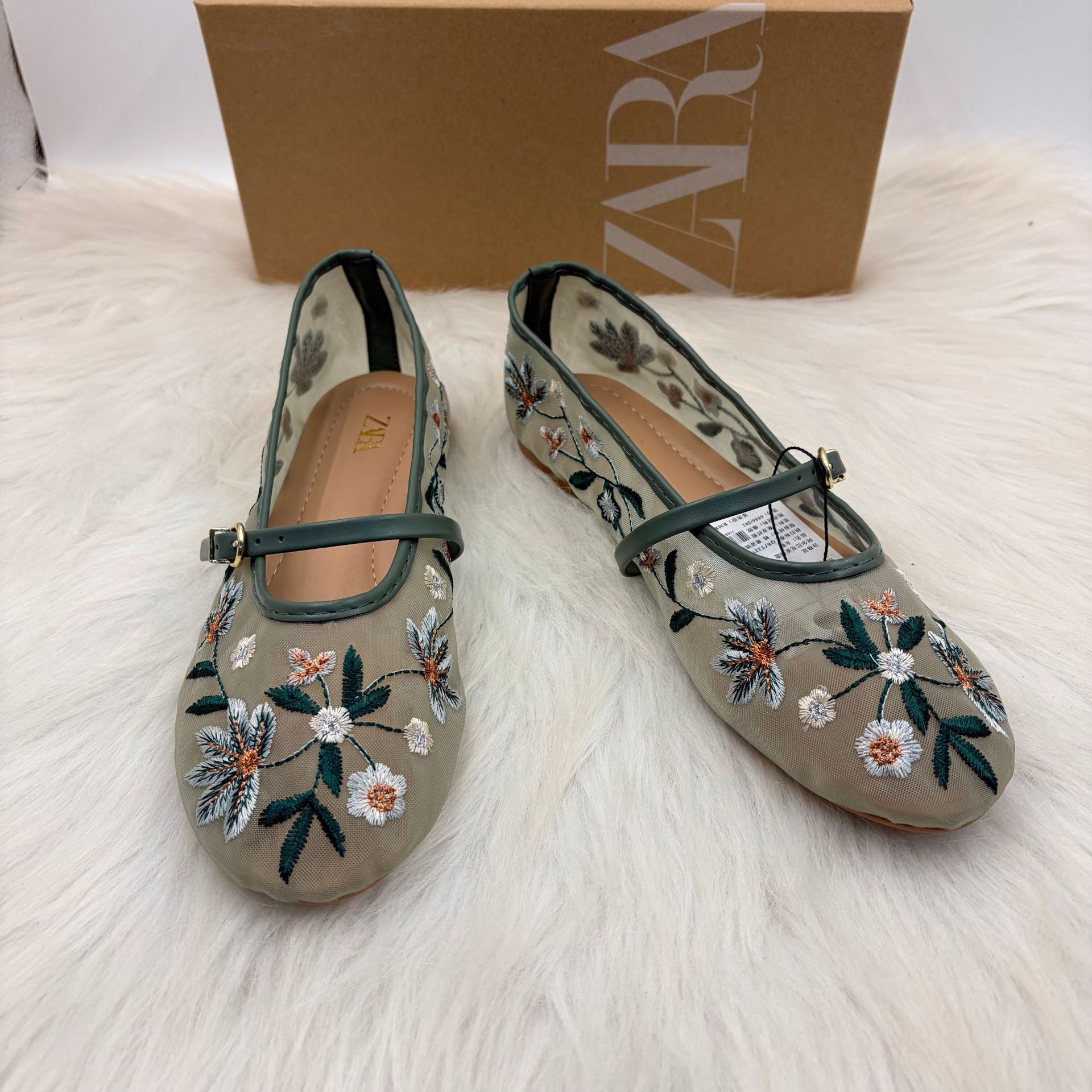 2026 New Retro Flower Embroidered Mesh Single Shoes for Women, Fashionable and Breathable One Word Ballet Flat Shoes