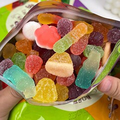 ソフトキャンディの色とりどりのミックスが食欲をそそるお菓子のソフトキャンディのバッチ酸砂の屋台ソフトキャンディのネットレッドの爆発的な果物の味のグミ