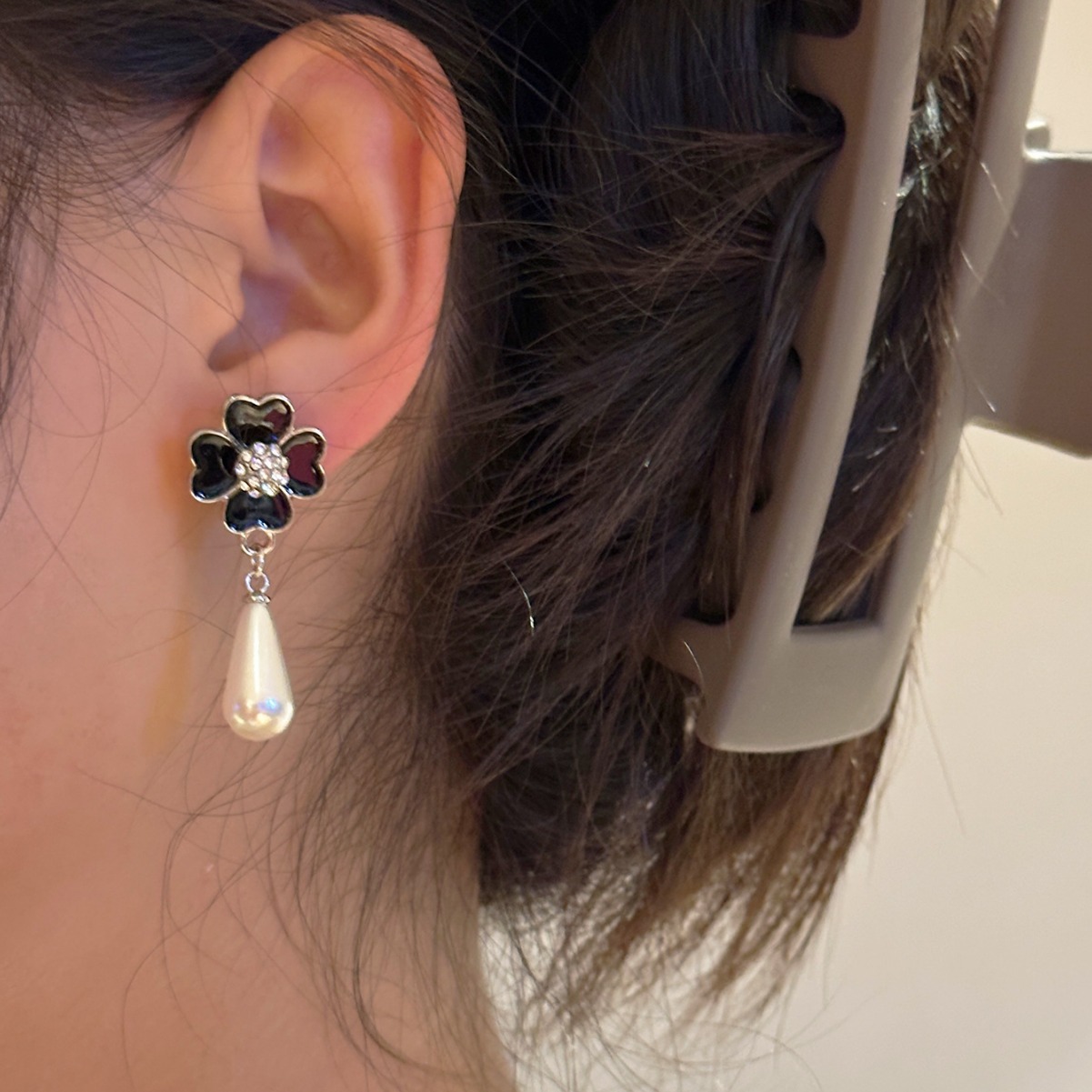 Pendientes de Perlas con Incrustaciones de Diamantes, Estilo Coreano 2025, Diseño de Pétalo de Cuatro Hojas, Lujo Ligero, Alta Gama, Elegantes para Mujer