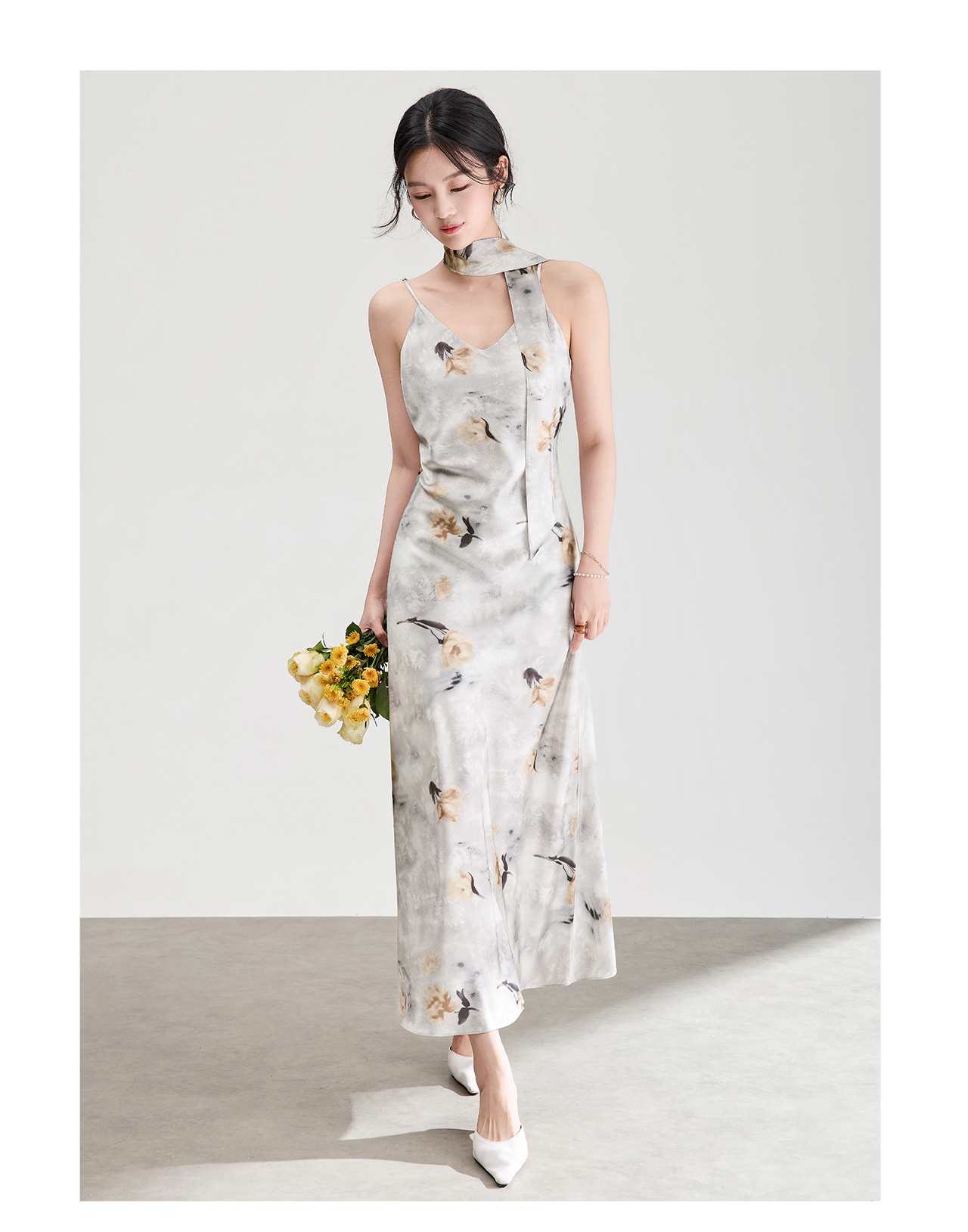 Váy dây satin họa tiết hoa nhỏ buông nhẹ mùa hè — màu xám chi tiết 16