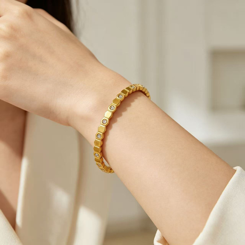 Luxury honeycomb diamond-encrusted thin bracelet, high-end hexagonal zircon bracelet, simple titanium steel clasp bracelet for women Luxury honeycomb diamond-encrusted thin bracelet, high-end hexagonal zircon bracelet, simple titanium steel clasp bracelet for women