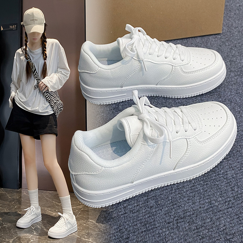 Pequeños zapatos blancos para mujeres 2024 primavera y otoño nuevos zapatos muffin coreanos para mujeres con suela gruesa y ligera para estudiantes zapatos de skate casuales para mujeres
