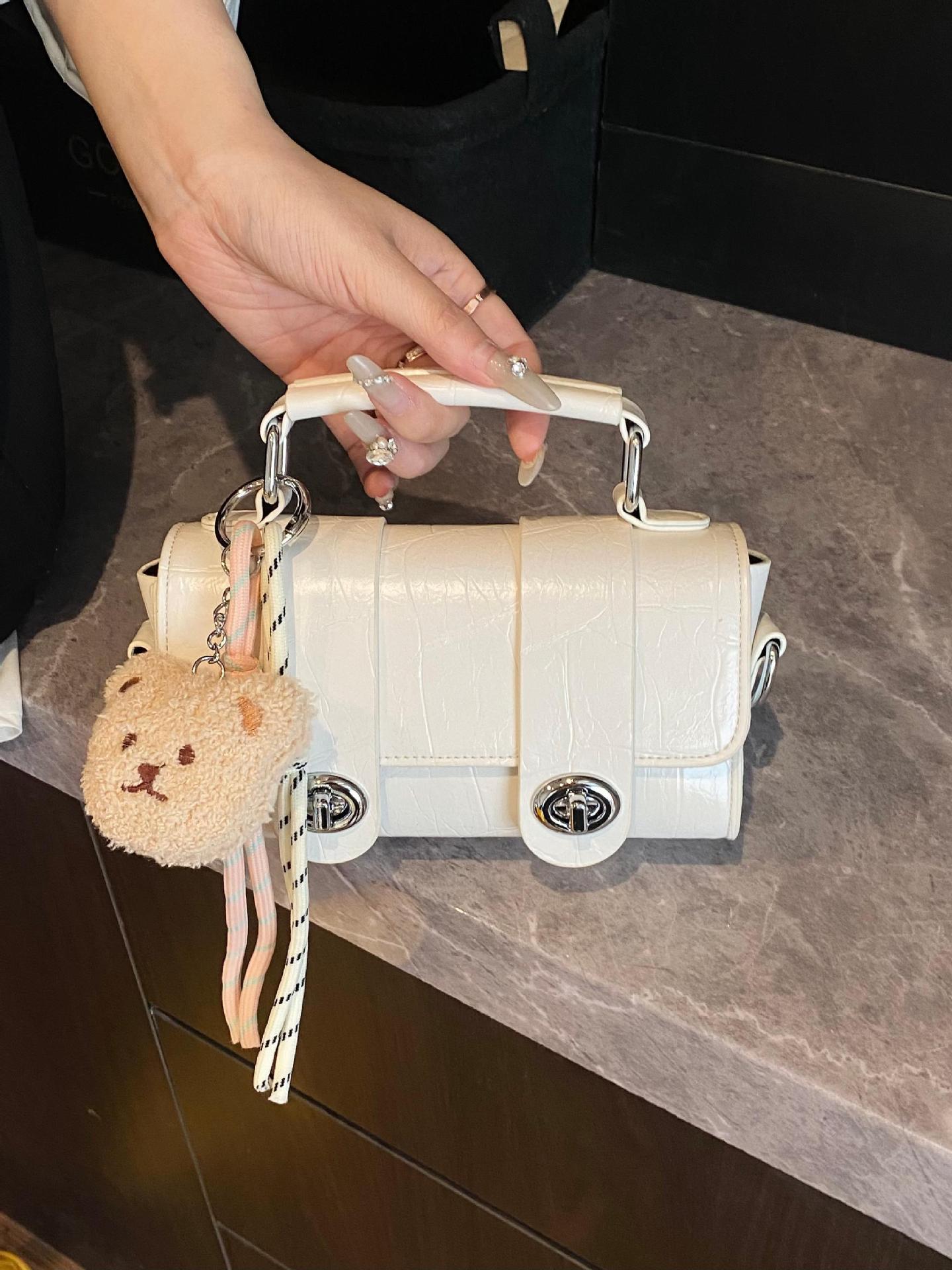 Bolso cuadrado pequeño con bloqueo de nicho coreano único extranjero para mujer 2025 nuevo bolso de hombro de tendencia salvaje bolso de mensajero de moda de estilo occidental