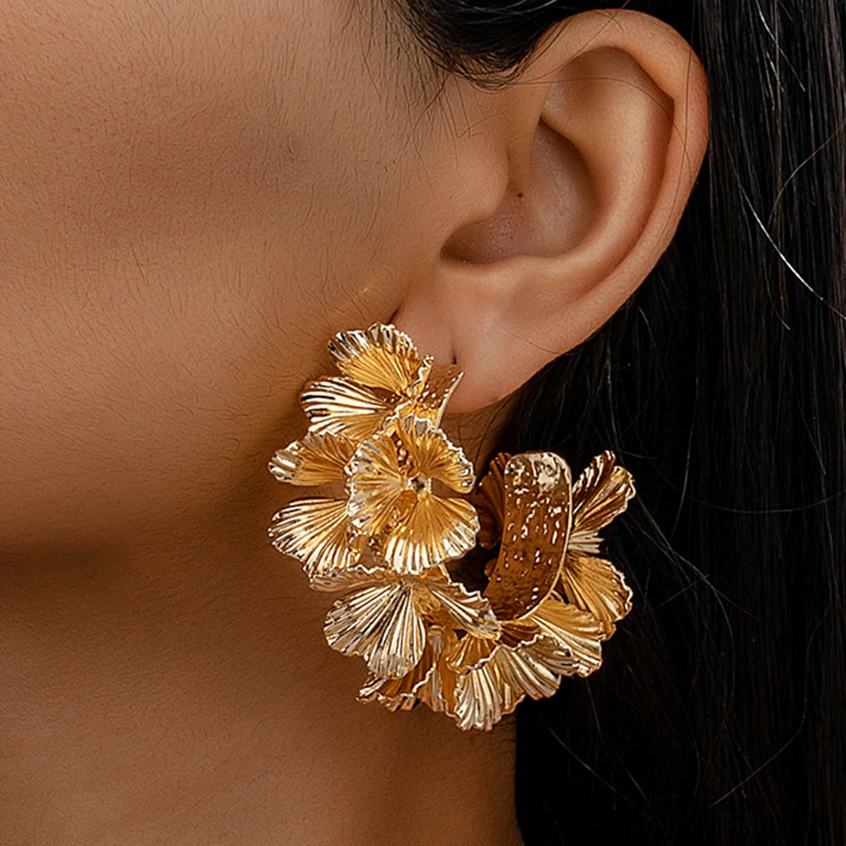 Europa y los Estados Unidos nuevos aretes exagerados de comercio exterior personalidad de aleación gran aretes de cestas de flores aretes de flores en forma de C dulce de alto nivel