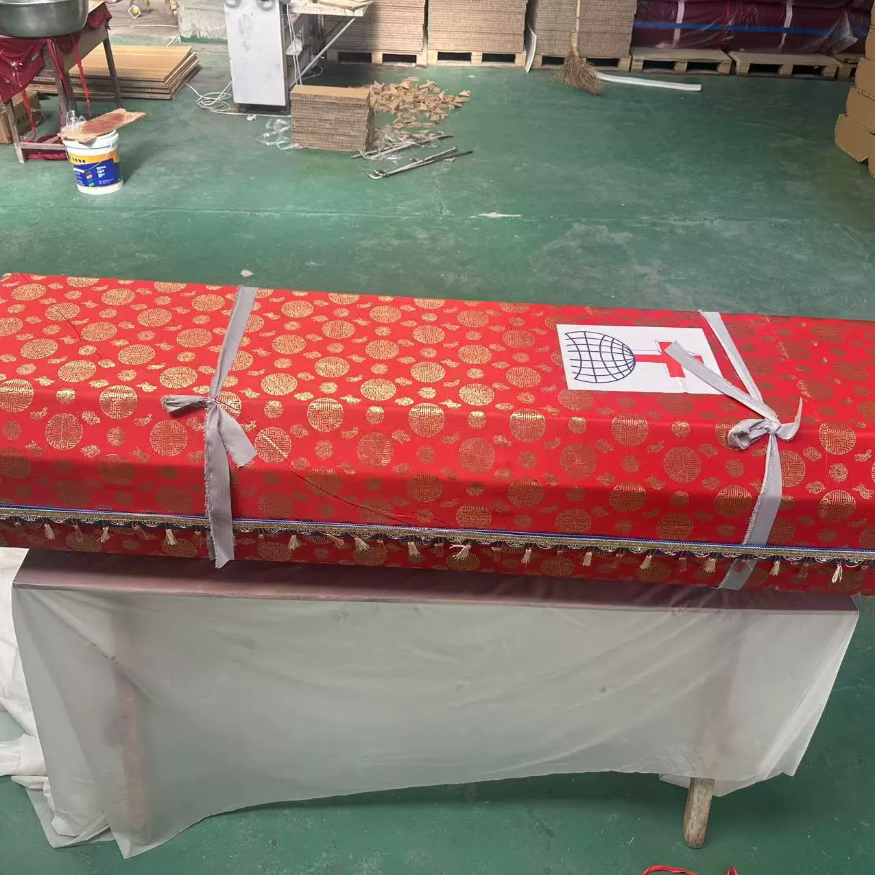 Производитель оптом одноразовый бумажный гроб санитарный гроб кремационный гроб золотой бархатный бумажный гроб похоронные принадлежности оптом