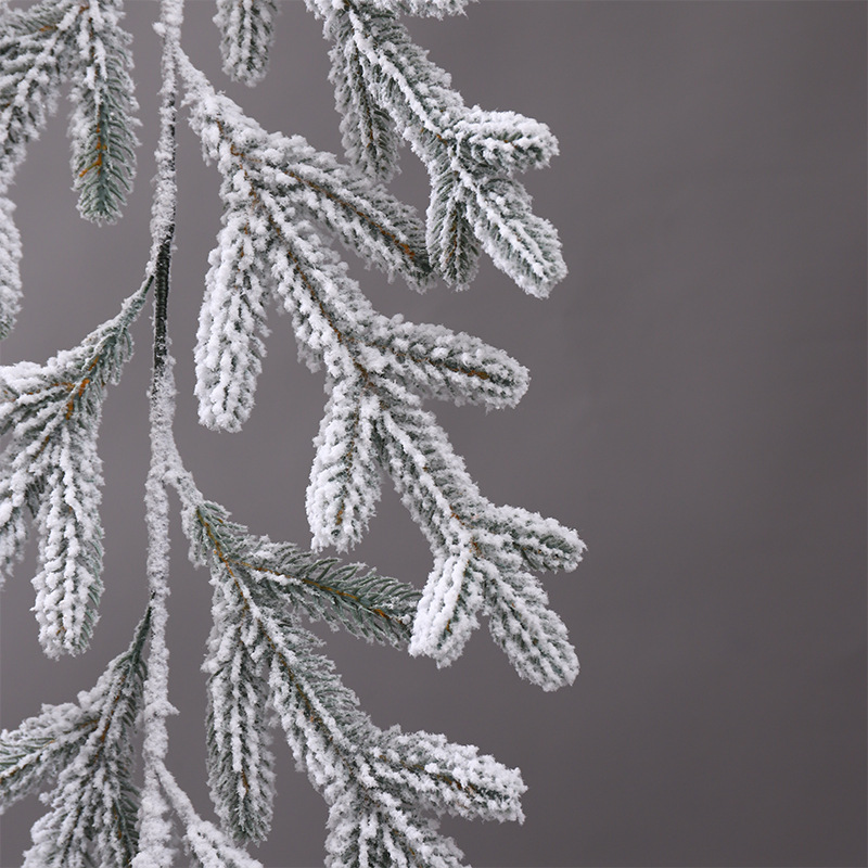 Aerosol blanco simulación hoja de pino Navidad ratán PVC familia ventana restaurante decoración material tira decoración interior y exterior