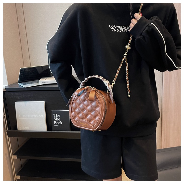 Kleine Tasche mit Diamantkette für Damen 2024 Frühjahr und Sommer beliebte neue Mode vielseitige Umhängetasche modische Handtasche kleine runde Tasche_voghion.com